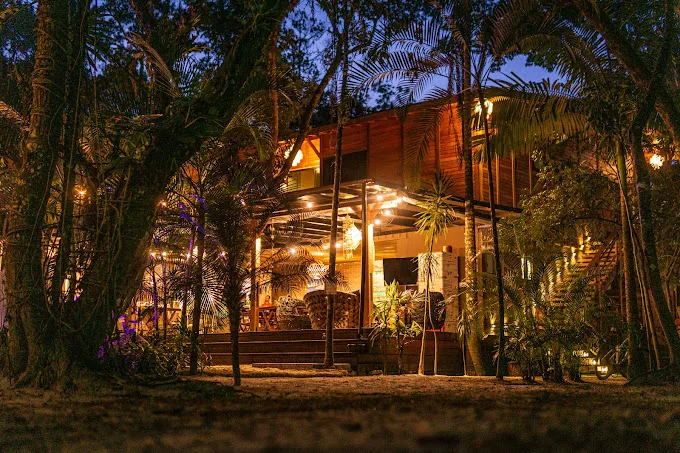 área externa com iluminação noturna