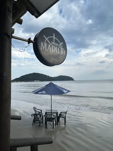 mesas frente a praia
