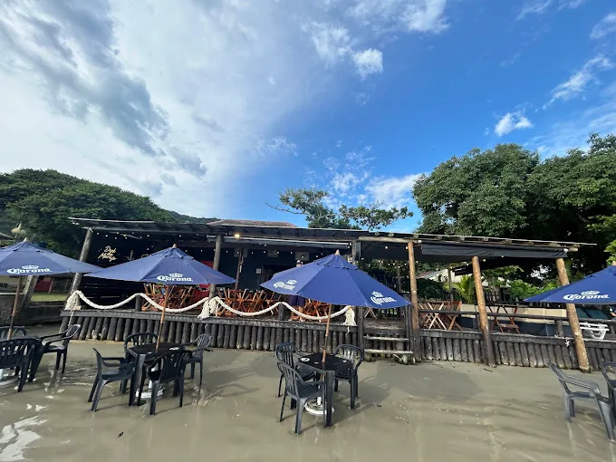 mesas frente a praia