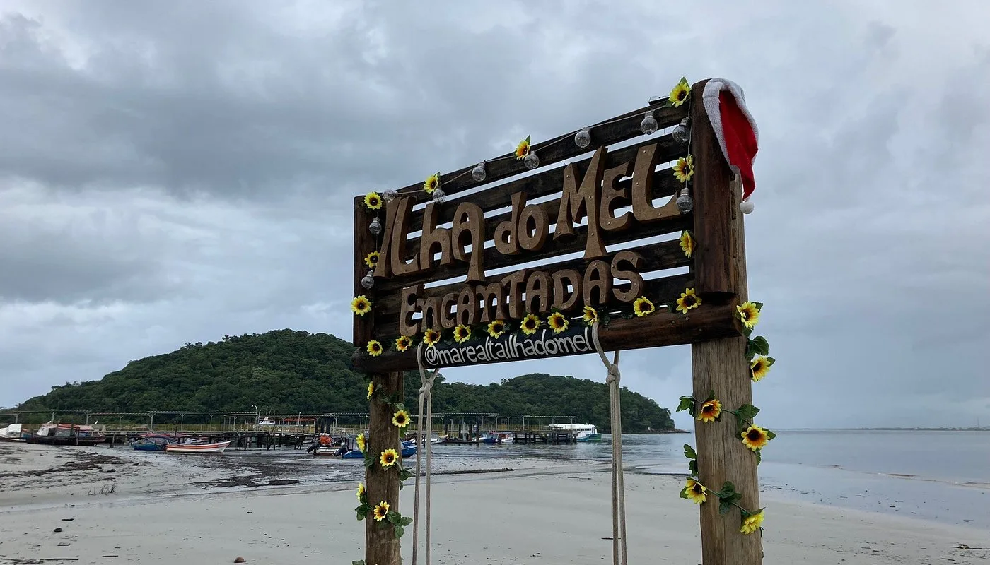 Praia de Encantadas na Ilha do Mel, PR