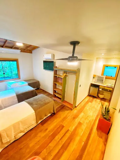 quarto com camas de solteiro