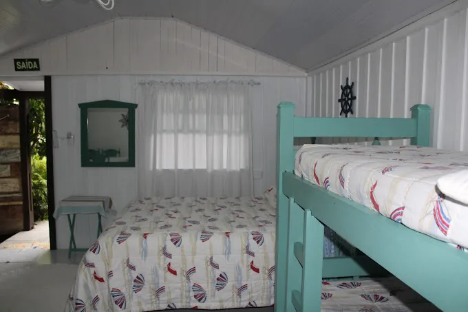 quarto com varias camas