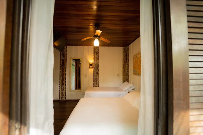 quarto de casal com cama de solteiro