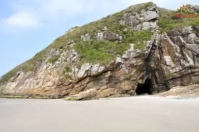 praia-da-gruta-ilha-do-mel-pr