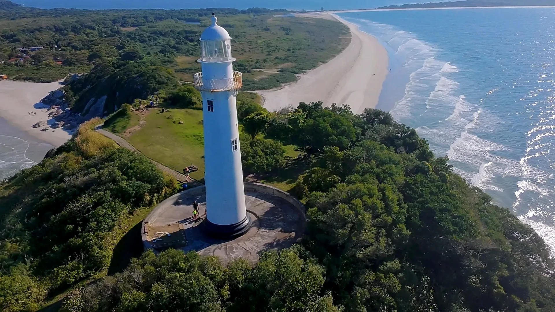 Sequências de fotos aéreas tiradas é em cima do Farol das Conchas é focando o próprio Farol Praia de Fora e Praia do Farol com um pedaço do Istmo