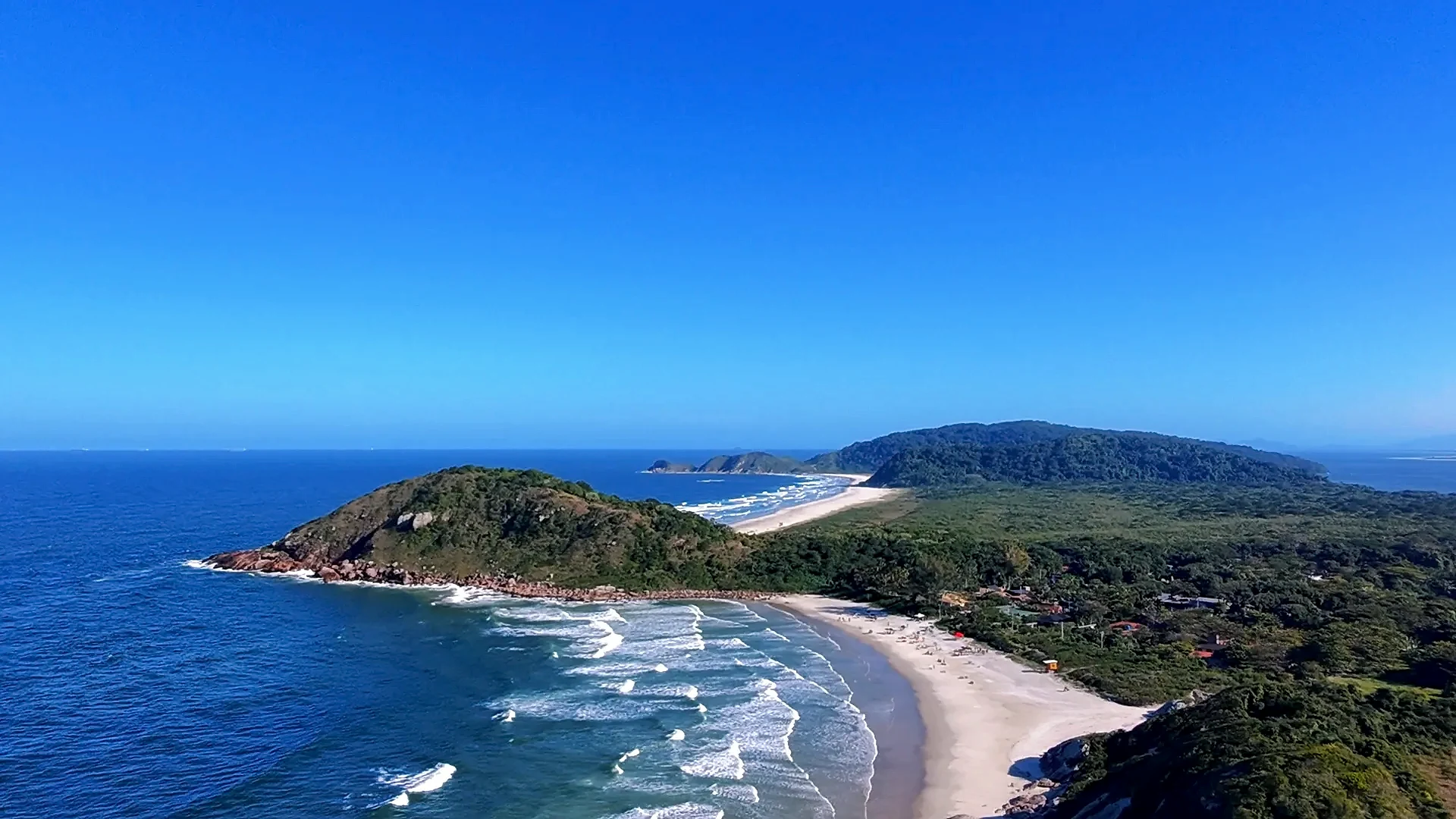 Sequências de fotos aéreas tiradas é em cima do Farol das Conchas é focando o próprio Farol Praia de Fora e Praia do Farol com um pedaço do Istmo