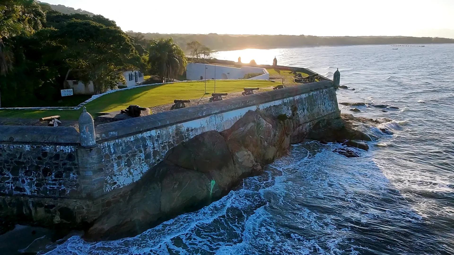 Sequências de fotos aéreas tirado do pôr do sol é focando o morro da baleia a Vila da Fortaleza é e a Fortaleza nossa senhora dos prazeres