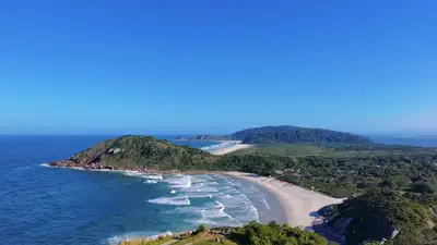 Sequências de fotos aéreas tiradas é em cima do Farol das Conchas é focando o próprio Farol Praia de Fora e Praia do Farol com um pedaço do Istmo