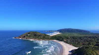Sequências de fotos aéreas tiradas é em cima do Farol das Conchas é focando o próprio Farol Praia de Fora e Praia do Farol com um pedaço do Istmo