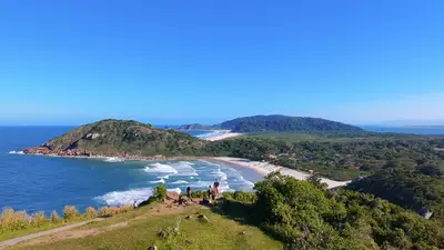 Sequências de fotos aéreas tiradas é em cima do Farol das Conchas é focando o próprio Farol Praia de Fora e Praia do Farol com um pedaço do Istmo