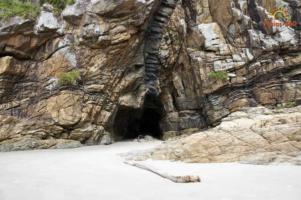 Entrada da Gruta das Encantadas na Ilha do Mel