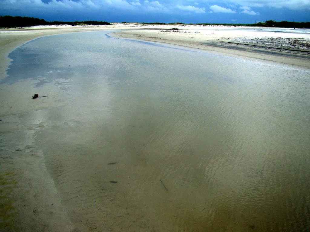 Espelho d'água da Praia da Lagoa na Ilha do Mel
