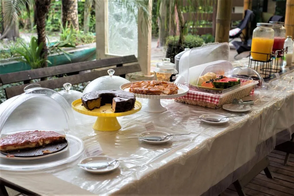 Mesa de comidas - Restaurante Treze Luas - Ilha do Mel - Pr