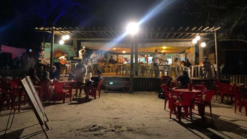Movimento a noite - Shams Bar & Gastronomia - Ilha do Mel - Pr