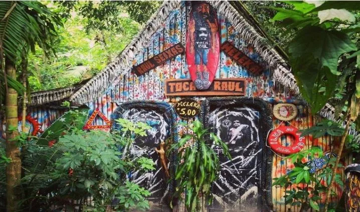 Pintura caracteristica - Toca do Raul - Ilha do Mel - Pr