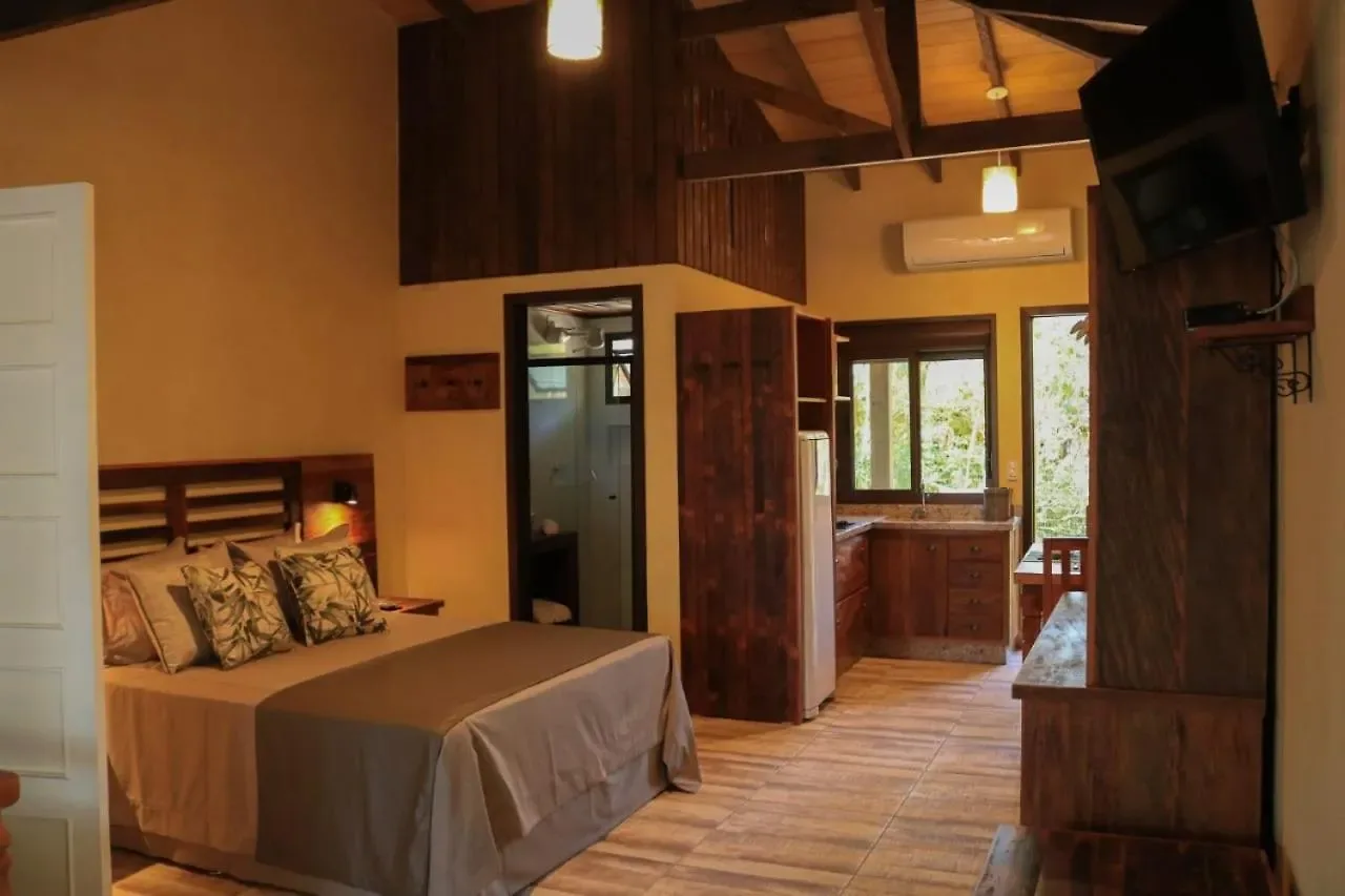 Quarto com banheiro - Pousada Villa dos Pássaros - Ilha do Mel - Pr
