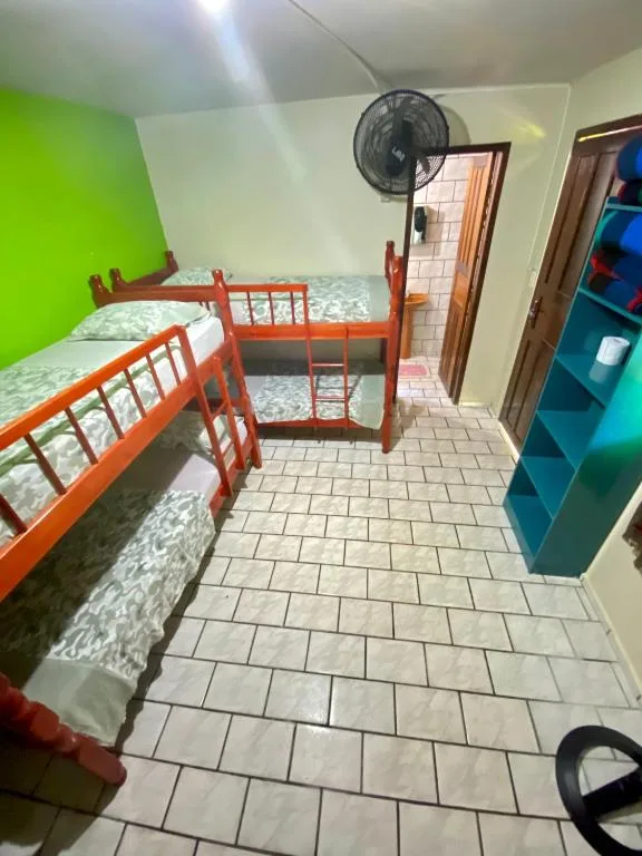 Quarto família com banheiro privativo - Pousada Tia Maria - Ilha do Mel - Pr