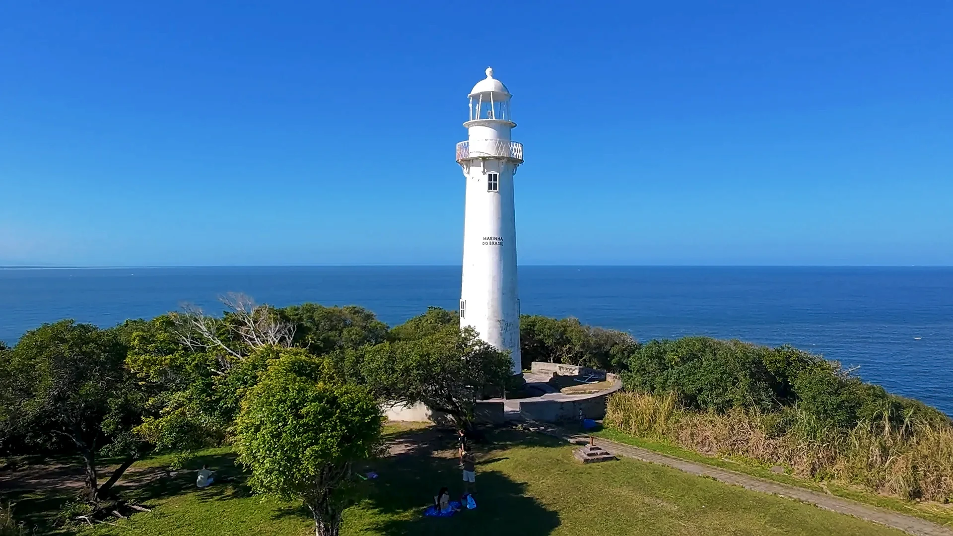 Sequências de fotos aéreas tiradas é em cima do Farol das Conchas é focando o próprio Farol Praia de Fora e Praia do Farol com um pedaço do Istmo