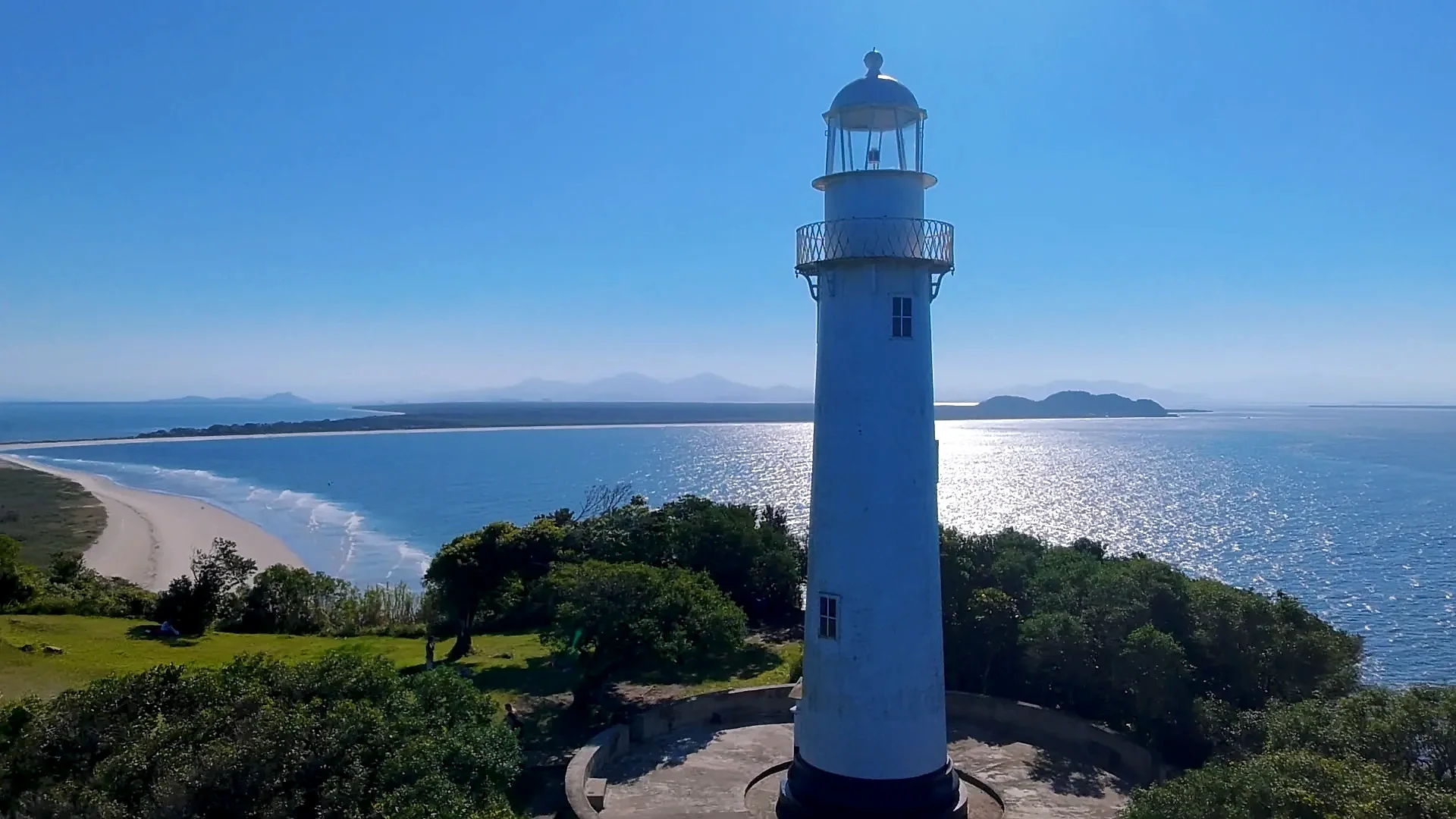 Sequências de fotos aéreas tiradas é em cima do Farol das Conchas é focando o próprio Farol Praia de Fora e Praia do Farol com um pedaço do Istmo