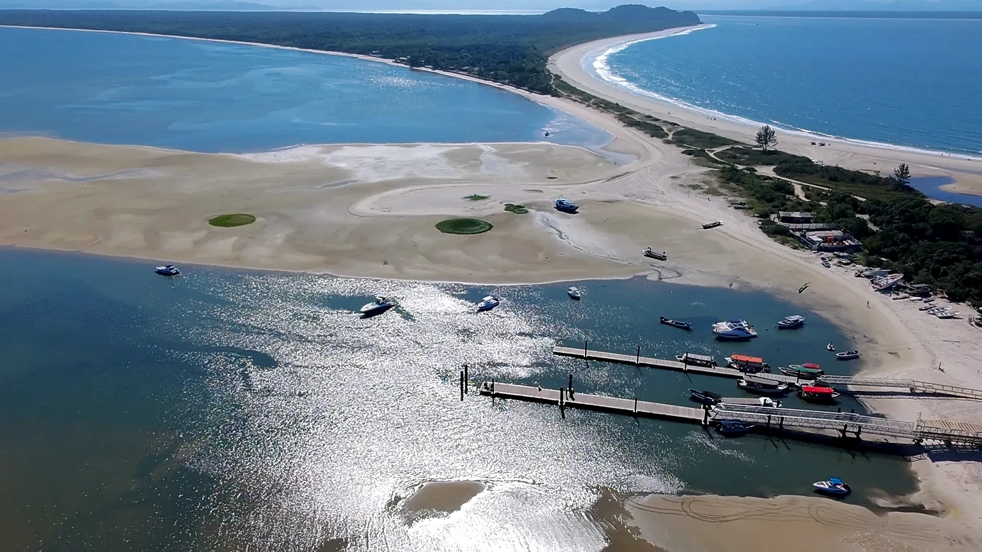 Foto aéreo do trapiche de Brasília onde pegam um pedaço do istmo e todo Horizonte do local