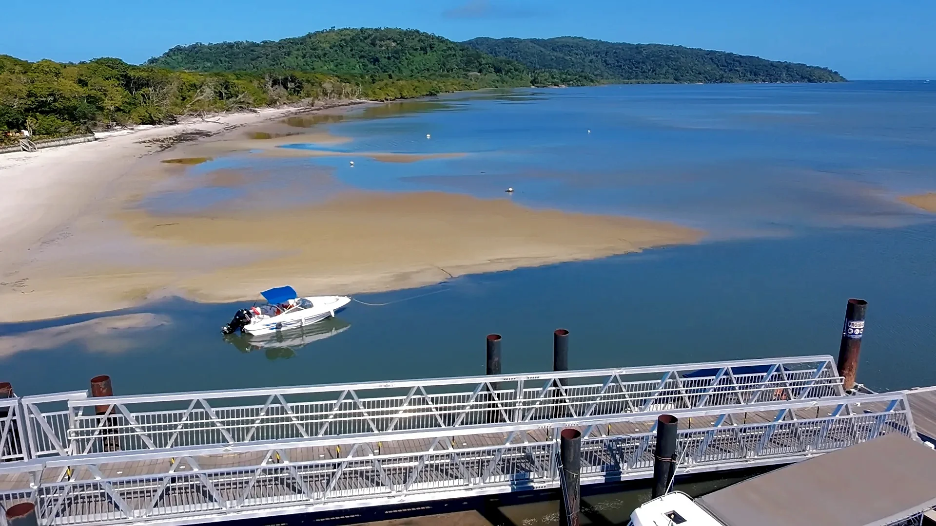 Imagem aérea baixa tirada de drone de um ângulo da trapiche de Brasília