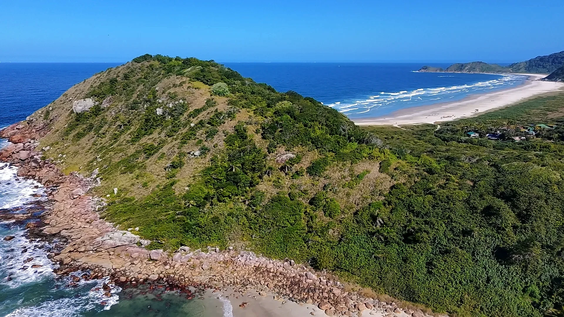Foto tirada da Praia de Fora com o fundo de paisagem da Praia Grande