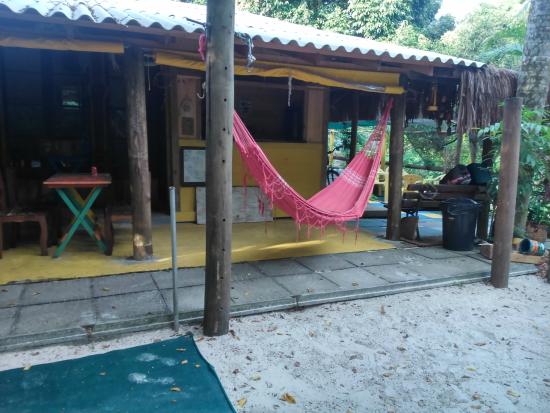 hostel encantadas ecologic - ilha do mel - foto da varanda com rede